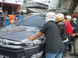 Detik-detik Innova Mundur Kencang Tabrak Motor-Warung di Surabaya