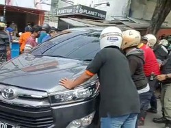 Detik-detik Innova Mundur Kencang Tabrak Motor-Warung di Surabaya