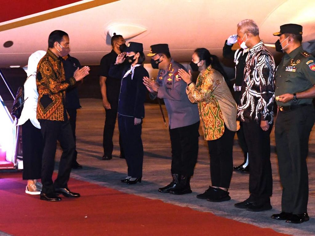 Jokowi Tiba di Semarang, Kapolri dan Ganjar Menyambut