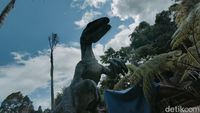 Mengintip Serunya Bocah Main Bareng Dinosaurus di Garut