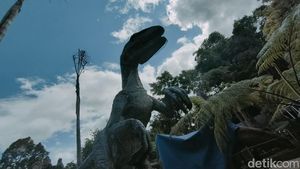 Mengintip Serunya Bocah Main Bareng Dinosaurus di Garut