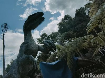 Mengintip Serunya Bocah Main Bareng Dinosaurus di Garut