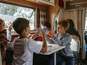 Studi: Anak yang Berteman dengan Orang Kaya Berpeluang Keluar dari Kemiskinan