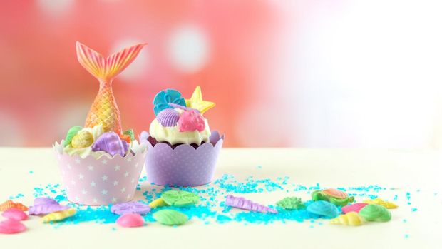 Ilustrasi cupcake atau dekorasi pesta putri duyung