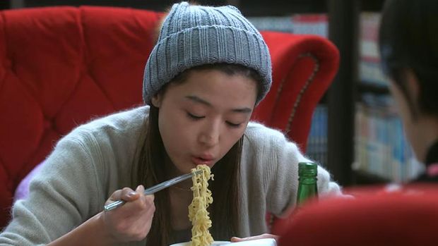 Ilustrasi perempuan makan ramen instan