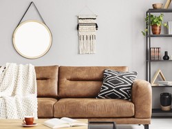 4 Kebiasaan Buruk yang Bisa Buat Sofa Cepat Rusak