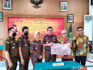 Jaksa Eksekusi Mobil Mewah Terpidana Pembobol Bank BUMD di Jabar Jaksa Eksekusi Mobil Mewah Terpidana Pembobol Bank BUMD di Jabar