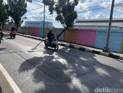 Tolong Diperbaiki! Jalan Rusak Jatinegara Ini Makan Korban Jiwa Tadi Pagi