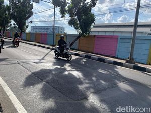 Tolong Diperbaiki! Jalan Rusak Jatinegara Ini Makan Korban Jiwa Tadi Pagi Tolong Diperbaiki! Jalan Rusak Jatinegara Ini Makan Korban Jiwa Tadi Pagi