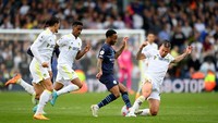 Kalvin Phillips punya statistik oke untuk urusan bertahan seperti dilansir dari Sky Sports. Rata-rata dalam satu laga di Liga Inggris, Phillips lakukan 2,86 tekel lebih banyak dari Rodri (2,3 tekel) (Getty Images)