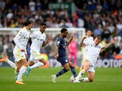 Kalvin Phillips punya statistik oke untuk urusan bertahan seperti dilansir dari Sky Sports. Rata-rata dalam satu laga di Liga Inggris, Phillips lakukan 2,86 tekel lebih banyak dari Rodri (2,3 tekel) (Getty Images)