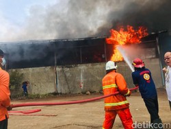 Pabrik Minyak Kelapa di Mojokerto Terbakar, 7 Mobil PMK Diterjunkan