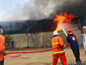 Pabrik Minyak Kelapa di Mojokerto Terbakar, 7 Mobil PMK Diterjunkan Pabrik Minyak Kelapa di Mojokerto Terbakar, 7 Mobil PMK Diterjunkan