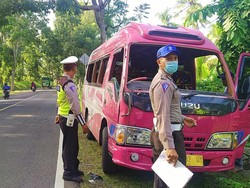 Hendak Mendahului, Mobil Travel 15 Penumpang di Bali Terbalik