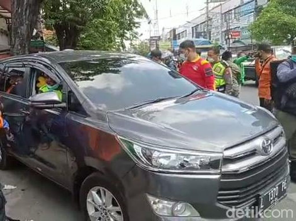 Mobil Mundur Tabrak Motor-Warung di Surabaya, Ibu dan Anak Luka Berat