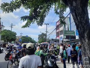 Mobil Mundur Kencang Tabrak Motor-Warung di Surabaya, 4 Orang Luka