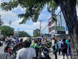 Mobil Mundur Kencang Tabrak Motor-Warung di Surabaya, 4 Orang Luka