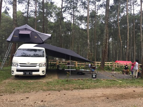 Kemping Ala Sultan, Naik Campervan di Lembang Bandung
