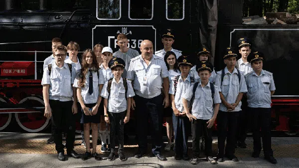 Ketika Anak-anak Ukraina Jadi Kondektur Lokomotif Uap