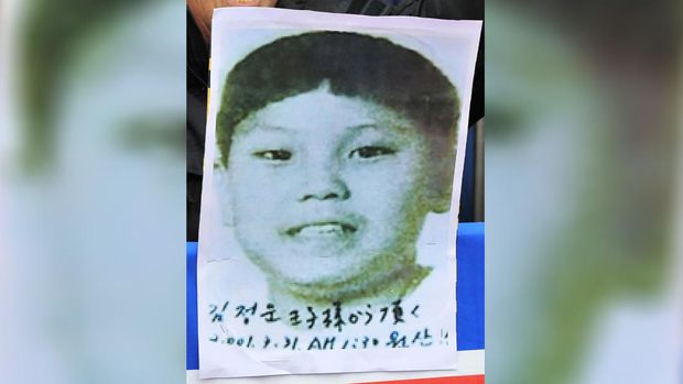 kim jong un masa kecil (FILES) South Korean protesters (unseen) hold a picture of a boy, believed to be Kim Jong Il, the North Korean leader's third son Jong-Un, during a rally denouncing North Korea's missile threat, in Seoul on February 19, 2009. North Korea's ailing leader Kim Jong-Il, believed to be gearing up for another barrage of missile tests, has named his youngest son as the eventual heir to the family dynasty, reports said on June 02,2009. AFP PHOTO/JUNG YEON-JE (Photo by JUNG YEON-JE / AFP)