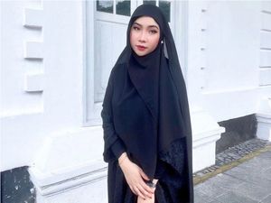 Kisah Pramugari Jadi Mualaf Usai Antar Jamaah ke Jedah, Pakai Hijab