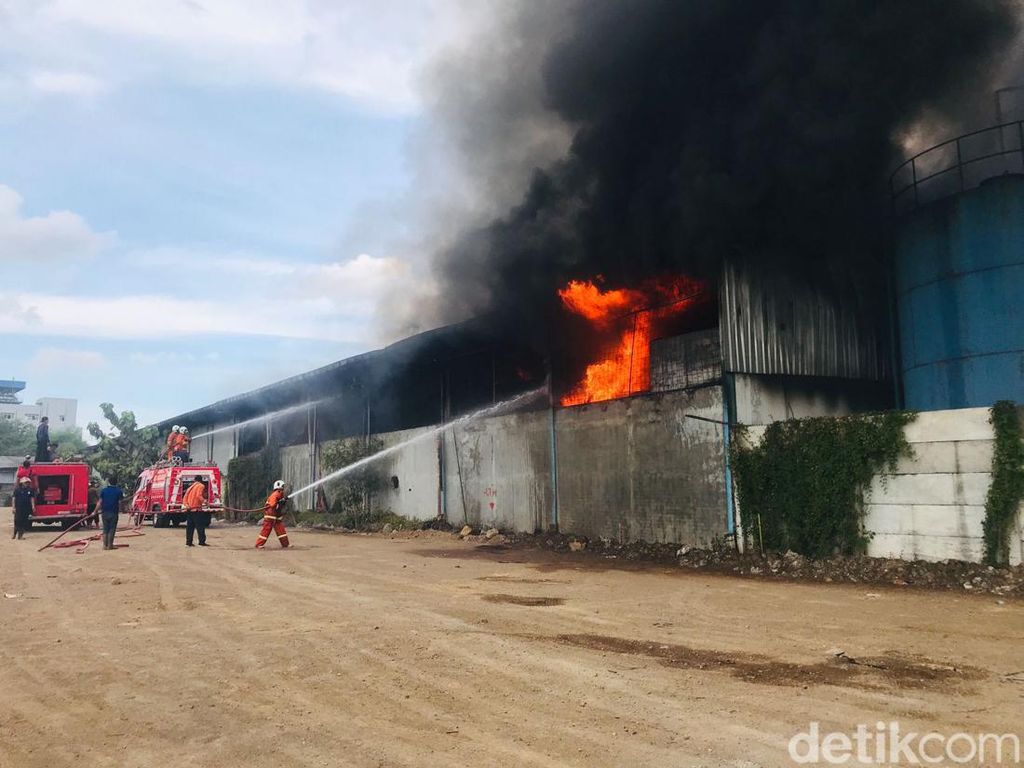 Kebakaran Pabrik Minyak Kelapa di Mojokerto Padam, Terdengar 2 Kali Ledakan