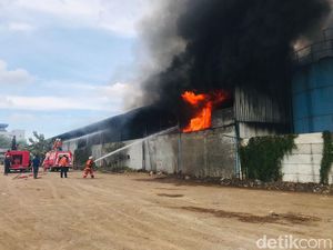 Kebakaran Pabrik Minyak Kelapa di Mojokerto Padam, Terdengar 2 Kali Ledakan Kebakaran Pabrik Minyak Kelapa di Mojokerto Padam, Terdengar 2 Kali Ledakan