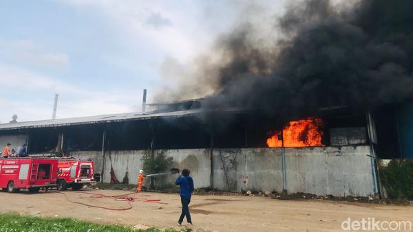 Kobaran Api Lalap Pabrik Minyak Kelapa di Mojokerto