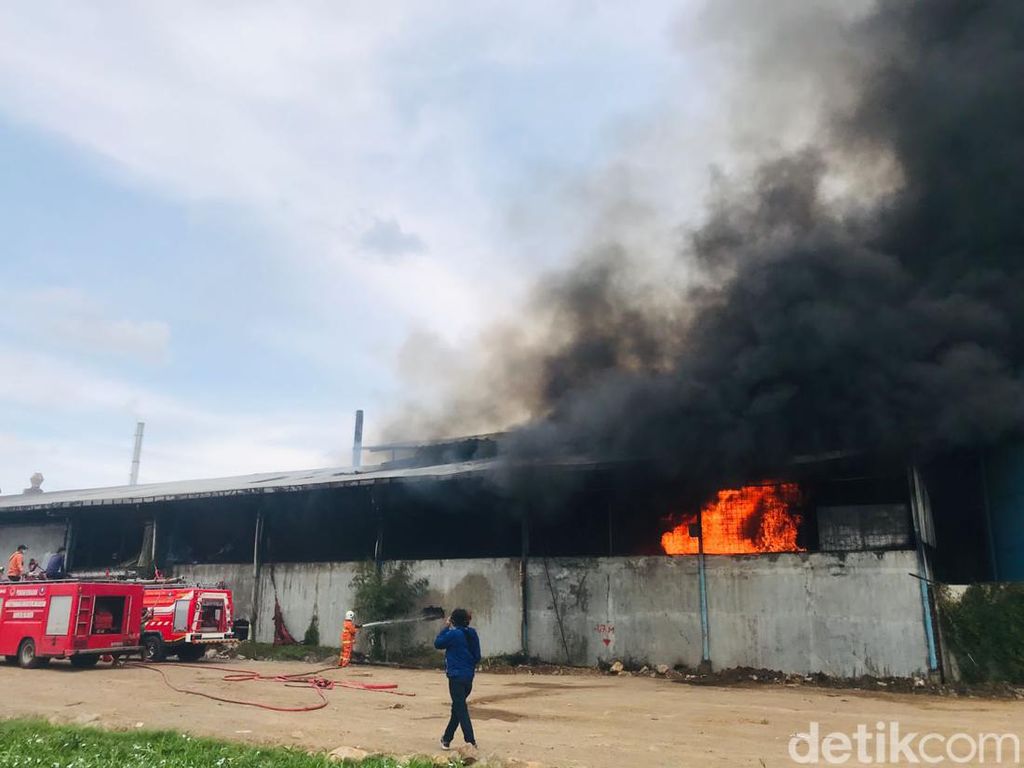 Kobaran Api Lalap Pabrik Minyak Kelapa di Mojokerto