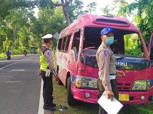 Mobil Travel Angkut 15 Penumpang Terguling di Jembrana