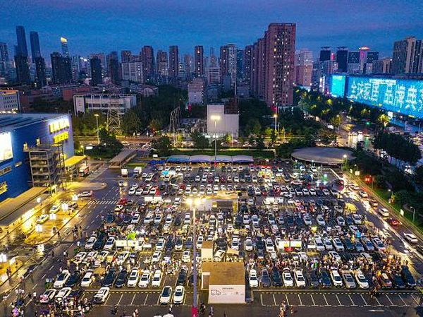 Unik, Pasar Tiban Ini Dipenuhi Pedagang yang Jualan dari Bagasi Mobil