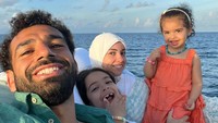 Salah juga asyik bersantai bersama istri dan kedua anaknya (Instagram/mosalah)