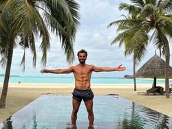 Mohamed Salah seperti biasa, memamerkan perut sixpack-nya kala liburan (Instagram/mosalah)