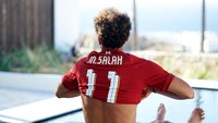 Ketika liburan di musim panas ini, Salah juga turut memperpanjang kontraknya di Liverpool sampai 2025. Salah kasih penegasan dengan pakai jersey-nya (Instagram/mosalah)