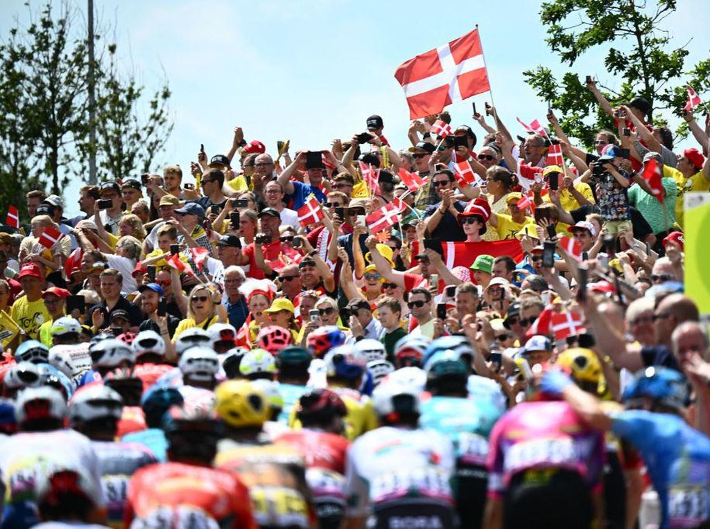 Lihat Lagi Euforia Warga Denmark Saat Pebalap Tour de France Melintas