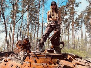 Model Ini Diancam Dibakar Setelah Berpose Pakai Sport Bra di Tank Rusak Rusia