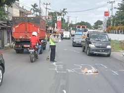 Pemotor Pria Tewas Usai Tertabrak Truk di Cileungsi Bogor
