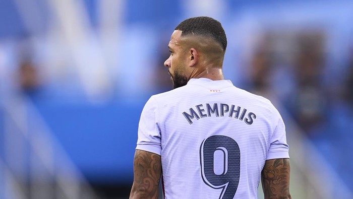 GETAFE, SPAIN - MAY 15: Memphis Depay of FC Barcelona looks on during the LaLiga Santander match between Getafe CF and FC Barcelona at Coliseum Alfonso Perez on May 15, 2022 in Getafe, Spain. (Photo by Aitor Alcalde Colomer/Getty Images)