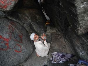 Jauh-jauh ke Gua Hira di Arab Saudi, eh Ketemu Tulisan Depok Jauh-jauh ke Gua Hira di Arab Saudi, eh Ketemu Tulisan Depok
