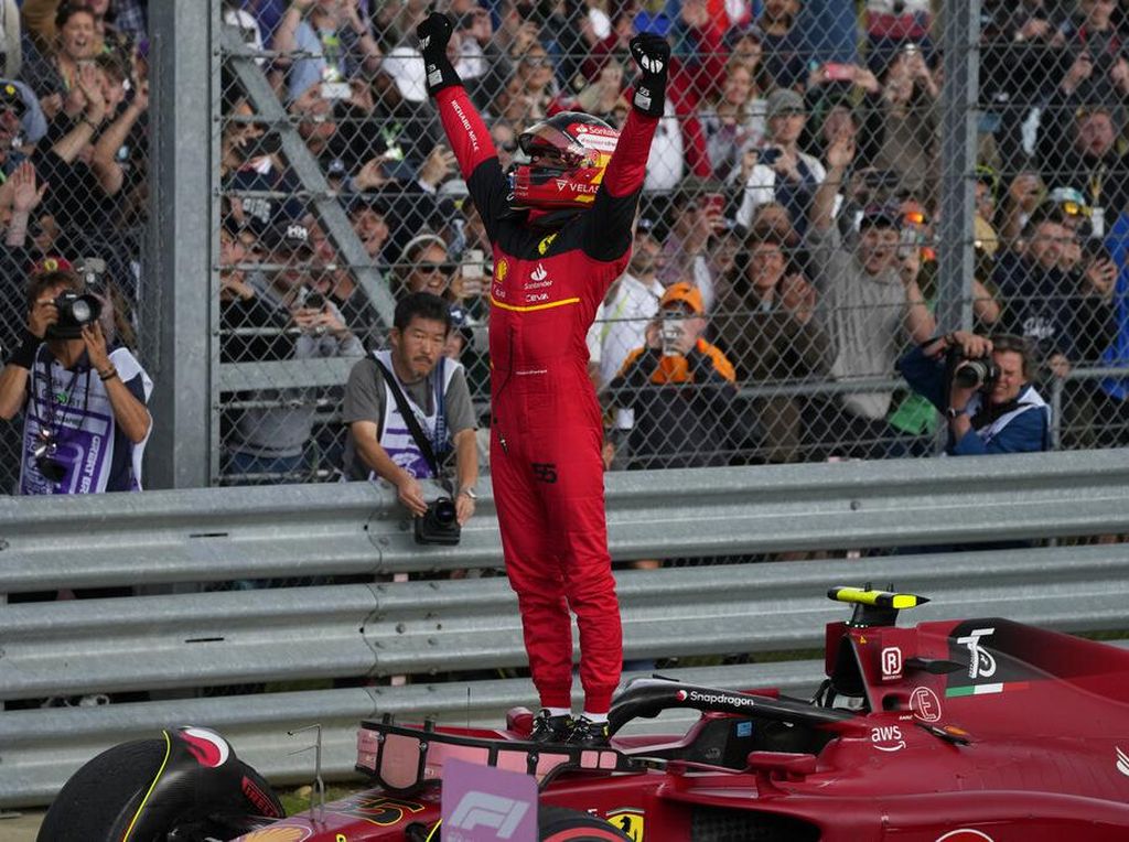 Momen Carlos Sainz Sabet Podium Pertama di F1 GP Inggris