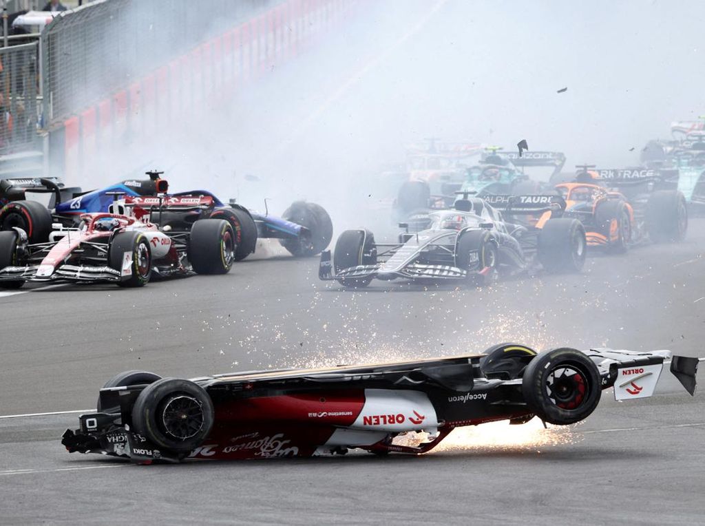 Detik-detik Kecelakaan Horor Pembalap China di F1 GP Inggris