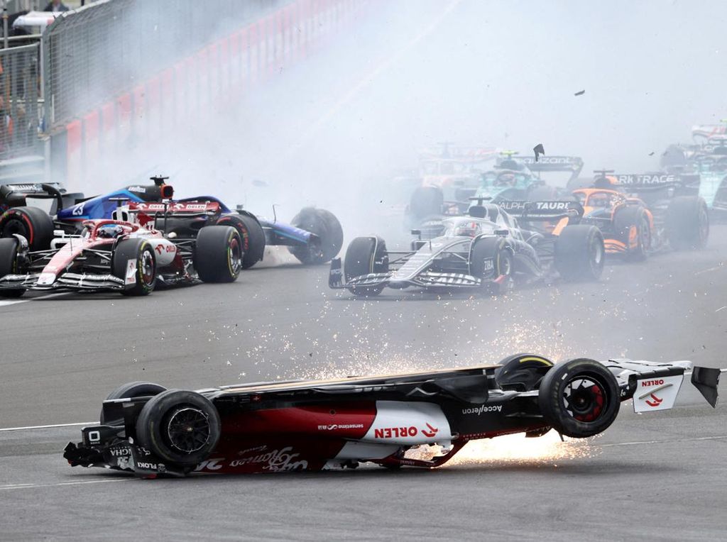 Detik-detik Kecelakaan Horor Pembalap China di F1 GP Inggris Detik-detik Kecelakaan Horor Pembalap China di F1 GP Inggris