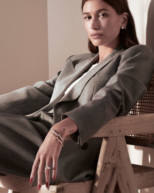Anggunnya Hailey Bieber saat menjadi global ambassador Tiffany & Co