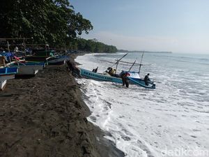 Gelombang Tinggi yang Hadirkan Nestapa di Pantai Batukaras
