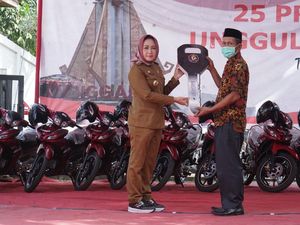 Bupati Tulang Bawang Serahkan Bantuan ke Ponpes Milik Aburizal Bakrie