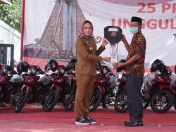 Bupati Tulang Bawang Serahkan Bantuan ke Ponpes Milik Aburizal Bakrie