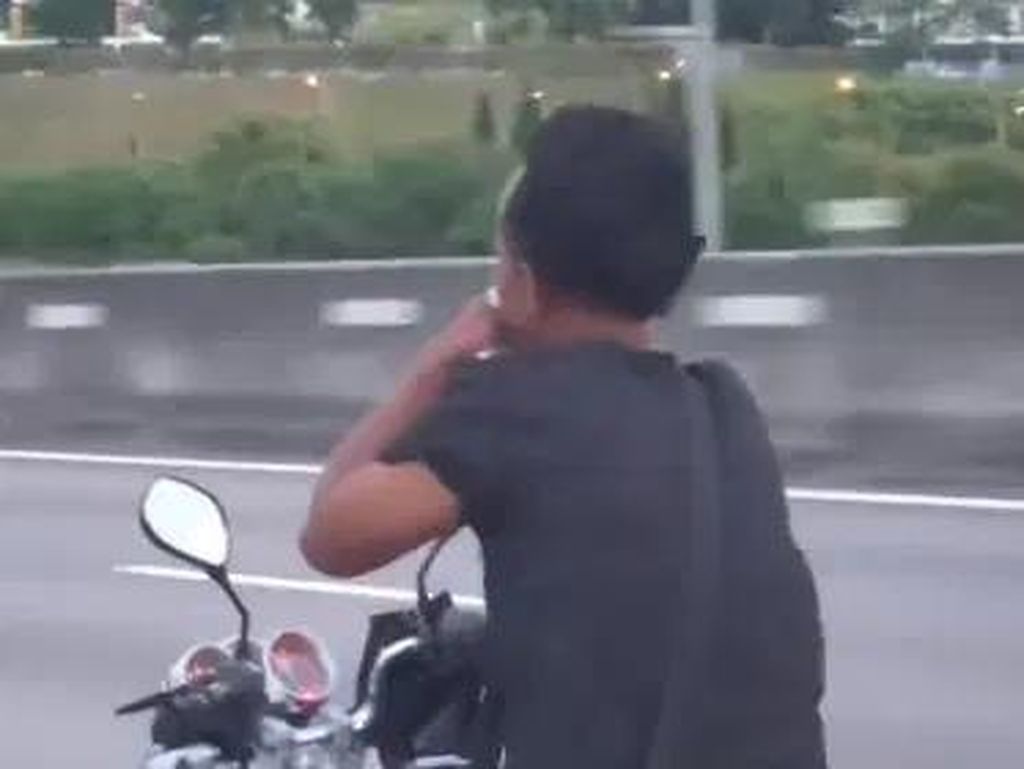 Viral Pemotor Diduga Ngelem sambil Berkendara di Tol, Kini Diburu Polisi