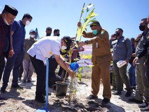 Gubernur Riau Tanam Pohon Aren-Tebar Benih Ikan Arwana di Rokan Hulu