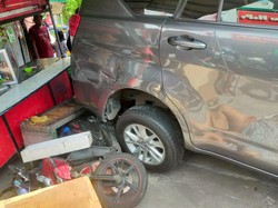 Penampakan Motor-Warung Ditabrak Mobil Mundur di Surabaya