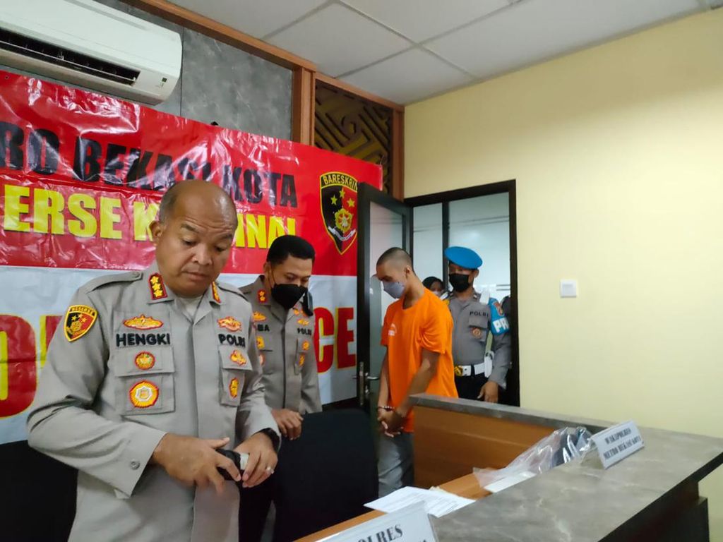 Penampilan Terbaru Pria Berompi Polisi yang Tusuk Perempuan di Bekasi